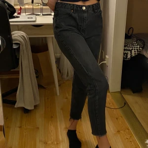 Mom jeans - Snygga och bekväma jeans i urtvättat svart färg som tyvärr blivit för korta för mig som är 177 cm. Möts i Sthlm eller fraktas mot kostnad🥳