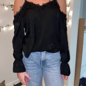 Svart blus  - En svart blus från Ginatricot i storlek 34