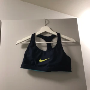 Nike sport-bh - Mörkblå. Turkos på insidan. Storleken står inte i men jag tror att det är L.