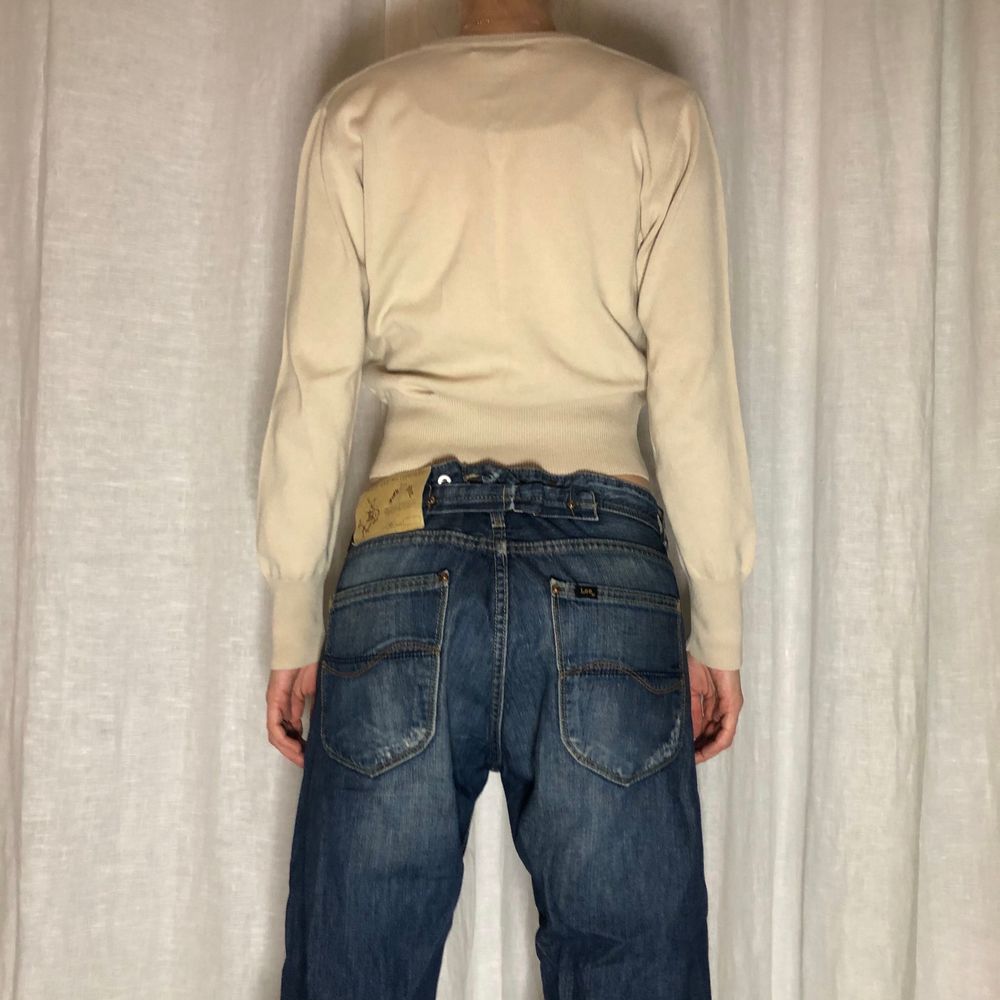 Fin croppad v-ringad rutig sweatshirt! Personen är 170cm💗. Tröjor & Koftor.