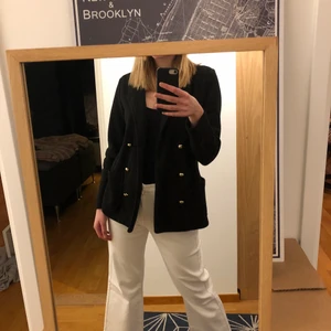 Svart kavaj med guldknappar - En jätteskön och fin kavaj/kofta i tjockare material, från hm i storlek m. Passar till mycket eftersom den är svart⚡️💕⚡️