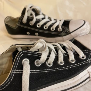 Svarta Converse - Låga svarta converse. Storlek 37,5. De är i bra skick, själva tyget och snörena är som nya! Använda få gånger. 🥰 Om fler är intresserade så buda i kommentarerna