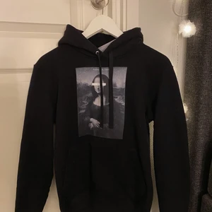 Hoodie ”Blinded art” the cool elephant strl S - Svart hoodie med tryck från the cool elephant ”Blinded art” , helt oanvänd med prislapp kvar! Strl S men passar även XS, små i storleken 💙 ord. Pris 600kr