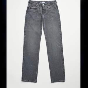 Supersnygga jeans som tyvärr var för små för mig💖 jättefin uttvättad grå färg💖