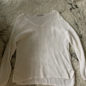 Stickad Tröja från 157 strl S - Väldigt fin stickad tröja som är svall att bära på sommaren! Storlek S🤍Passar bra för dig som gillar avslappnade kläder. 