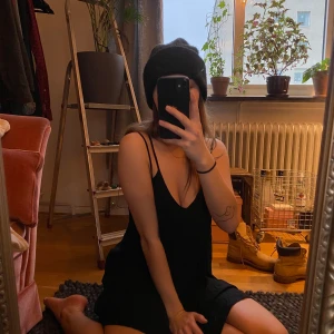 Klänning - Passar storlek s-xl skulle jag säga! Väldigt enkel och luftig 🖤