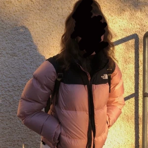 The North Face 1996 RETRO NUPTSE JACKET - Säljer min trendiga rosa North Face jacka! Använd men i gott skick och utan större defekter. Nypris 2800kr, säljes direkt för 2000kr. Annars budgivning från 1200kr 💜💜 (budgivning är bindande och sker privat med minst 50kr åt gången) Köparen står för frakten! Jag är 163cm för referens 💖💖