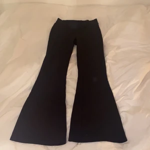 Yoga Pants strl xs - Sköna, snygga yoga pants från Gina Tricot, bra skick, storlek xs, fraktar helst pga corona men kan mötas i Nacka!