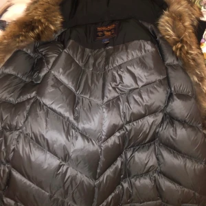 Woolrich jacka  - Stl L , bra skick jag som själv är stl S funkar jackan. Står för kemtvätt & frakten står ni för 