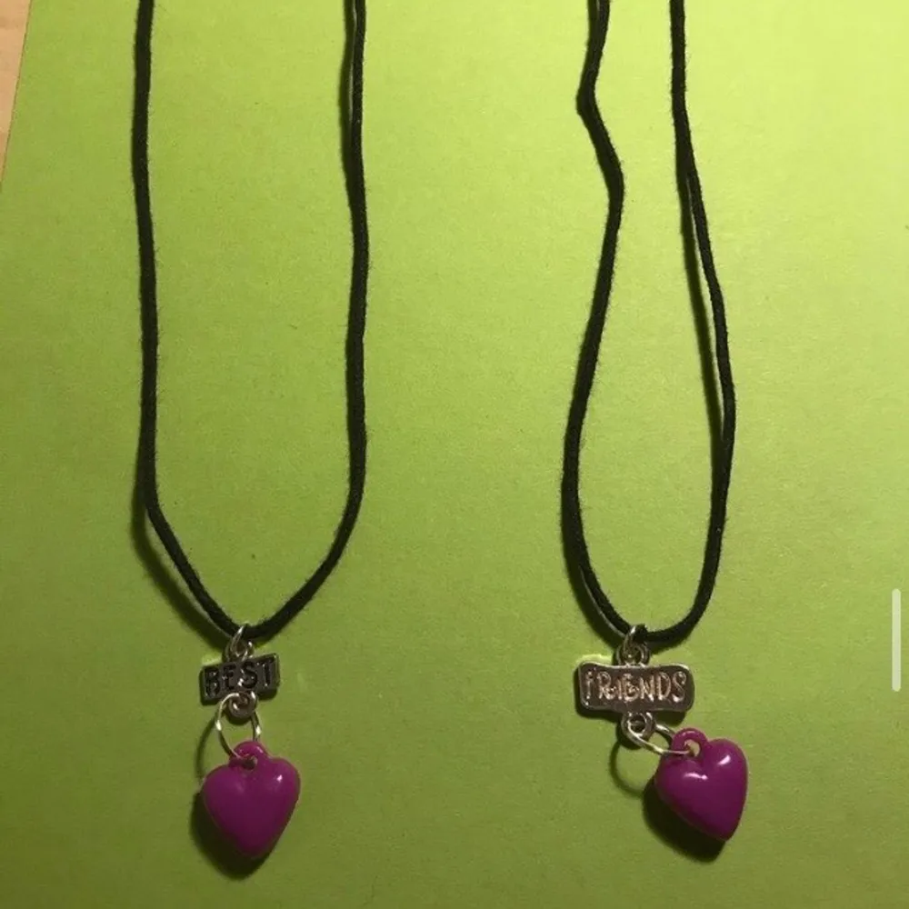Jättegulligt svart best friends halsband med ett lila hjärta. Accessoarer.