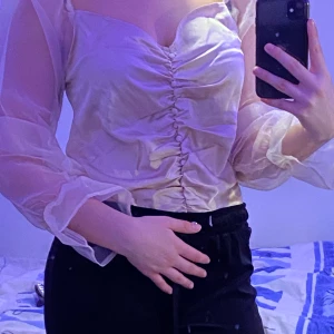 Ljusrosa body - En helt oanvänd  jätte söt ljusrosa/nude body där materialet på armarna sitter väldigt luftigt och elegant. Har dessutom dragkedja på baksidan. Storlek 40 men passar 38 också. 