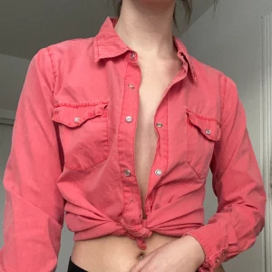 Röd skjorta - Skjorta i fint skick