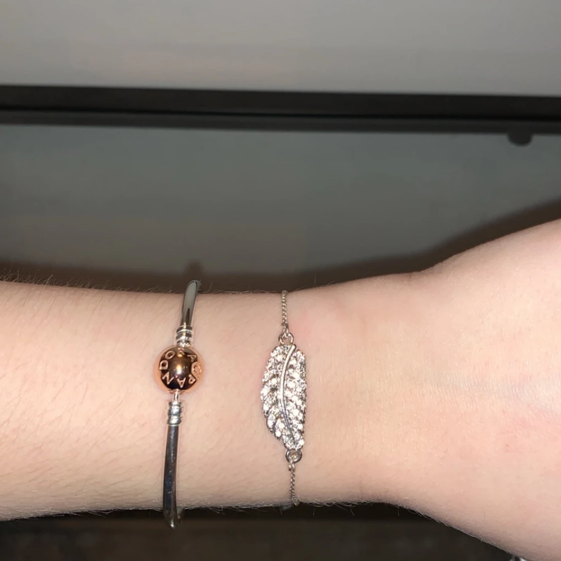 Silvrigt armband med stenar  - 91