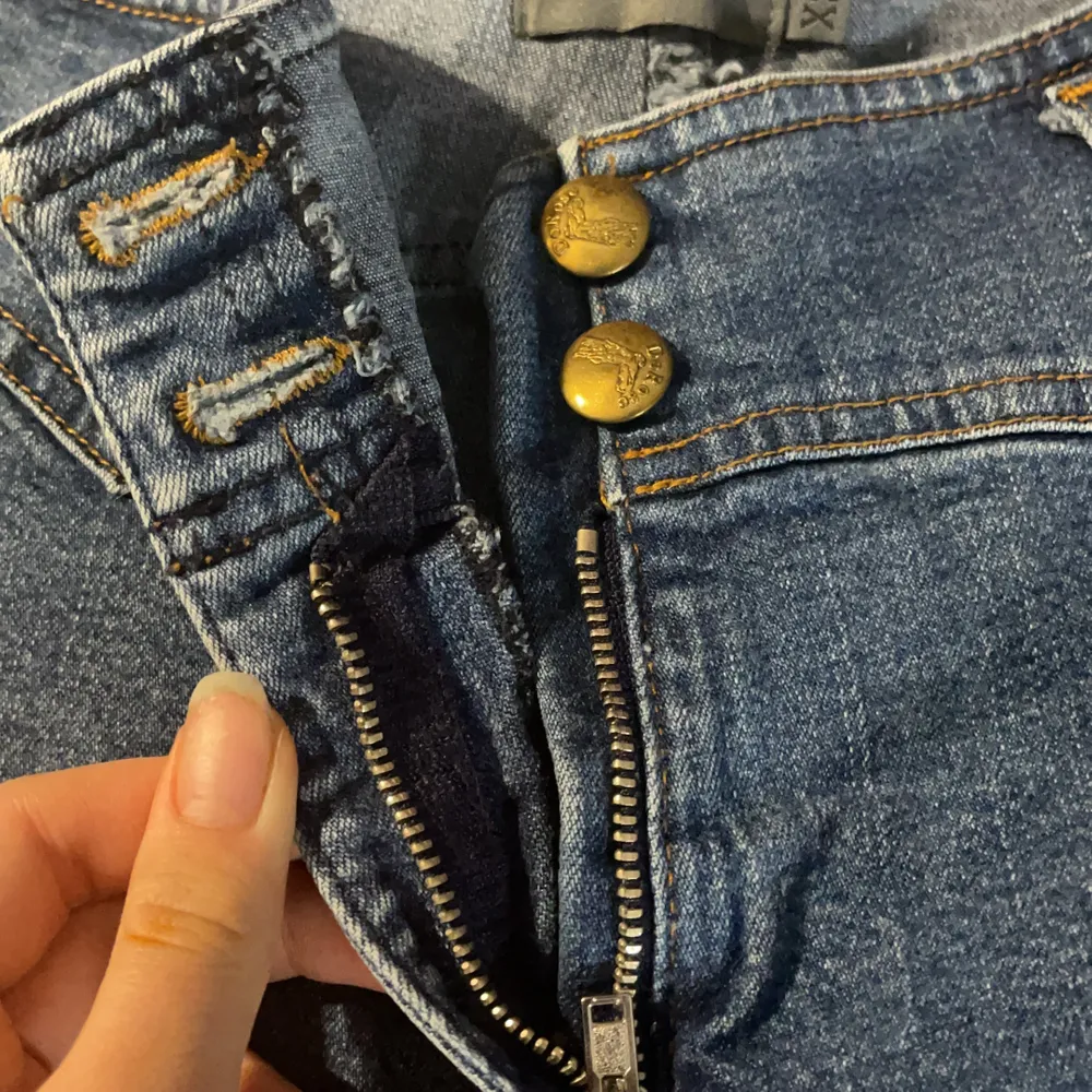 Skitsnygga jeans är lätt utsvängda😚 dock för små för mig med lite kraftigare lår😔 buda ifall fler vill ha. Jeans & Byxor.