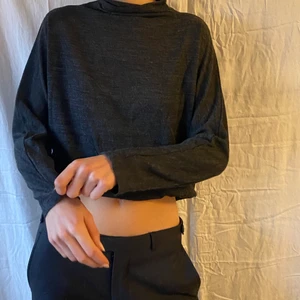 Gråsvart tröja - Fin tröja som aldirg används, på första bildena den uppvikt 