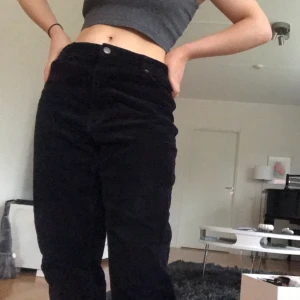 Svarta byxor i Manchester tyg - Ett pas svarta manchesterbyxor från Monki. Jättefina 😍 De är även väldigt mjuka och sköna att ha på sig!