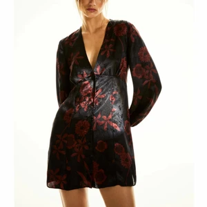 Klänning från Zara - Underbar klänning från Zara som tyvärr bara blivit använd en gång. Storlek S. Kan mötas upp eller frakta (49kr) 🌟