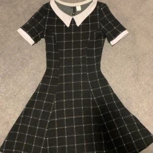 Klänning  - Klänning från h&m. Aldrig använd. 