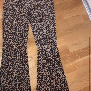 Lejonpard mjukisar storlek xs - köpte dom här jättefina mjukisbyxorna men har dock aldrig andvänt dem pågrund av att dom är för små.