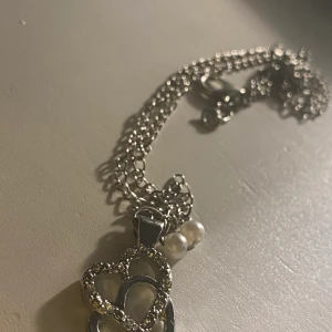 Halsband med hjärta och pärlor - Oanvänt och handgjort halsband!! Skriv för fler bilder och/eller frågor)) köp gärna!