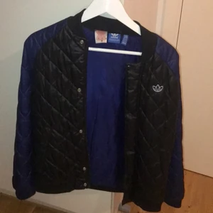 Svart Adidas jacka - Säljer en Adidas jacka i gott skick som inte kommer till användning lägre. Används några gånger. Kolla storlek på andra bilden. Meddela vid intresse och för bättre bilder :) 