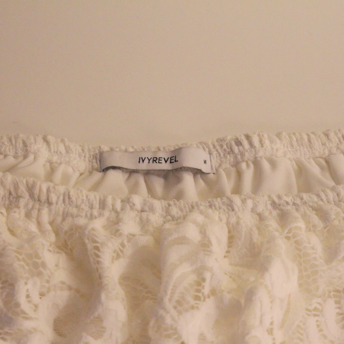 Croppad Vit Off Shoulder topp från Ivyrevel  - 90