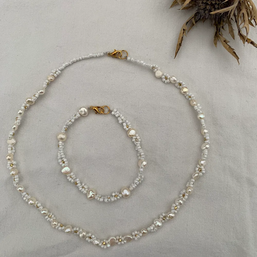 Kolla in mer smycken på min Instagram @aliceruthjewelry😘 (finns många då jag gör de på beställning!)                                                          Halsband och armband med blommor och sötvattenspärlor✨✨ (första bild är min inspirationsbild, de andra två är de jag säljer)               Halsbandet 199kr & Armbandet 99kr. Accessoarer.