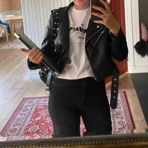  - Skinnjacka från pull & bear🤩 nästan aldrig använd. Frakt ingår🥰