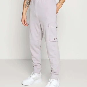 Cargo sweatpants nike  - Snygga cargo mjukisbyxor från Nike storlek M, använda ett fåtal gånger och i fint skick! Nypris 530kr och säljer för 250kr☺️ 