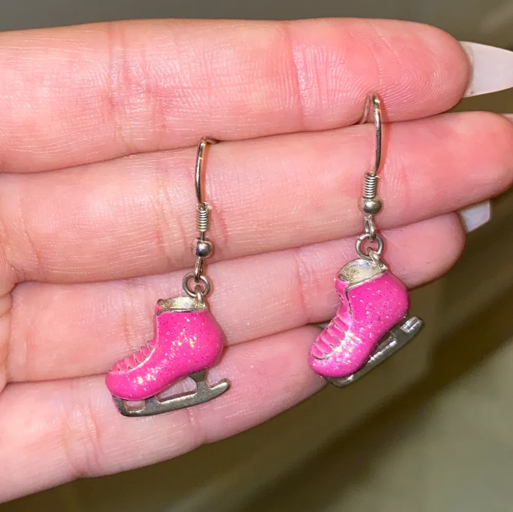Skridskor örhängen rosa glittriga jätte söta, använt de ungefär 4 gånger och haft de i 3 år. Accessoarer.