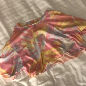 Losefit tröja med lösa ärmar - Använd en gång. Färgglad och superfin tröja väldogt somrig och härlig. Luftig och fin passform.