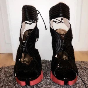 Klackskor  - Jätte unika klackskor i storlek 38. Köpta utomlands använda en gång bara. Har en jätte liten slitning som man inte ser om man inte kollar noga. Sköna att gå i och man får inte skoskav. 