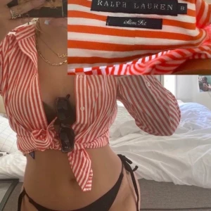 Sommar skjorta - Randig ralph lauren Skjorta som är fin till stranden eller annat som går att klä upp och klä ner outfits! Storleken passar till M-XS! 