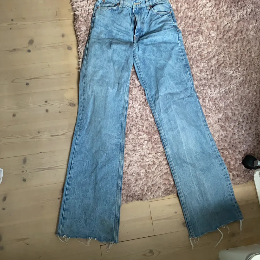 Säljer dessa jeans från zara stl 34 då dom är lite för små för mig. Passar bra i längd för mig som är 170 cm. Köpare står för frakt💕. Jeans & Byxor.