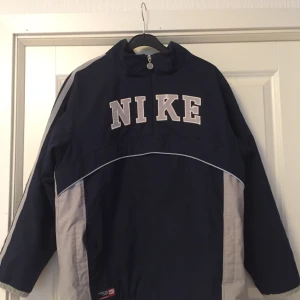 nike jacka - säljer denna superfina nike jacka/pullover i toppskick (inga defekter)!! flis inuti så ganska varm. köpt 2hand men kommer tyvärr inte till användning☹️barnstorlek L men passar XS/S/liten M. hör av er vid frågor och kolla gärna in mina andra annonser 💓 HÖGSTA BUD: 340 kr + FRAKT (öka bud med minst 20kr)  BUDGIVNING AVSLUTAS SÖNDAG (10/1) 18:00!!