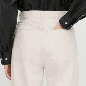 UNIQLO JEANS - HIGH WAIST STRAIGHT FIT  - *obs annan färg en första bild men samma modell*. Grå tvättade jeans i storlek 27x32. Passar även 28 /26. Inga defekter eller slitningar. 