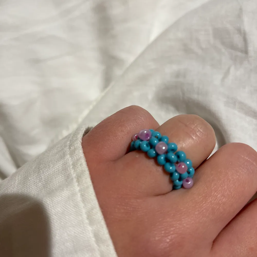 Supersnygg och trendig blå/rosa ring gjord av mig.. Accessoarer.