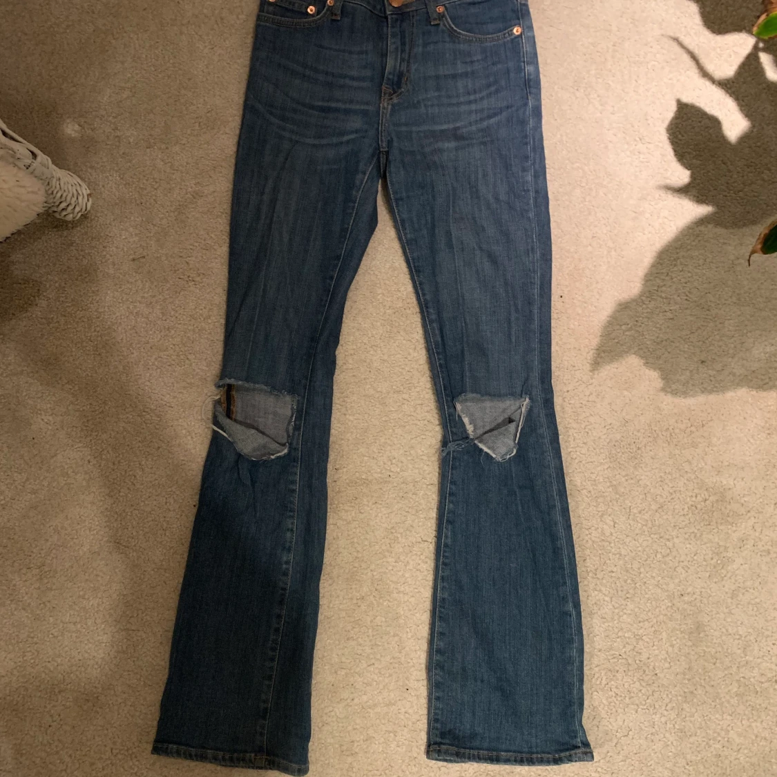 Bootcut med hål på knäna