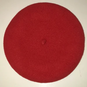 Röd basker - Söt röd ull basker från woolmark. 