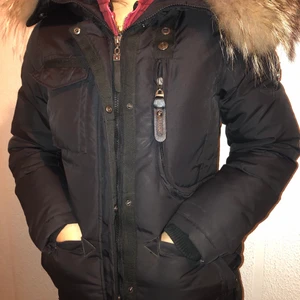 Hollies-Livigno  - Säljer min jacka som Jag knappt använt i en vinter. Storlek 34. Säljer jackan för 2200kr då jag köpt den för 4500kr, men priset kan diskuteras vid snabb affär.  #hollies #vinterjacka #äktapäls #parajumper #canadagoose #jacka #louisvuitton #gucci #kläder 