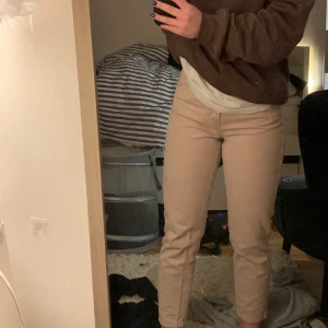 beiga jeans - beiga mom jeans jens från gina st 36. jag brukar ha 34. frakt tillkommer på 60kr