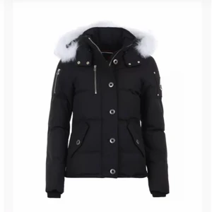 Moose knuckles 3q - Säljer min fina moose knuckles jacka i modell 3q jacket i storlek S då den inte kommer till användning. Rök och djurfritt hem. Jackan är sparsamt använd och har inga skador eller slitningar. Nypris 10.699kr, mitt pris 6.000kr men kan gå ner i pris😊