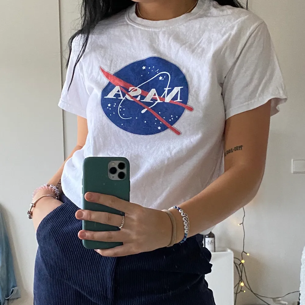 Säljer denna tröja med NASA-tryck (köpt i USA)! Storleken är S och sitter bra på mig som vanligtvis har S/M! Säljer den för 60kr!. T-shirts.