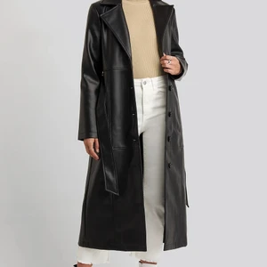 HOSSxNAKD skinnkappa - Riktigt snygg kappa från systrarna Hoss kolektion med Nakd. Tyvärr har jag aldrig fått användning för den och där med är den som ny. Storlek 34 men passar en 36 också.