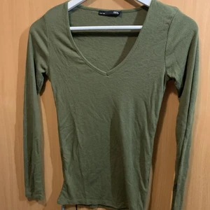 V-ringad topp - V-ringad topp strl S men mer som M kan skickas mot fraktkostnad 🚚