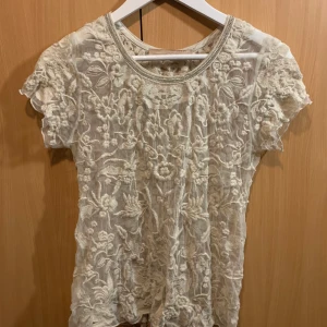 Festlig topp - Halvgenomskinlig tröja med strass i kragen, superfint skick. Kan skickas mot fraktkostnad 🚚 