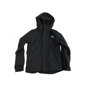 Helly Hansen vinterjacka  - En Vinterjacka från Helly Hansen som är helt oanvänd. Nypris 2500kr. Condition 10/10. Perfekt för både skidåkning och som vanlig jacka under vintersäsongen. ❄️⛄️ +frakt