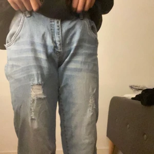 Jeans - Säljer dessa jeans! Har inte andvänt den för dem är för stor storlek, passar en ungefär en 159-160 cm tjej. 