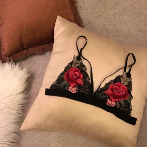 Spets BH  - Spets BH i strl M som passar mig som har strl 70C eller 75B 🥀 Den är i fint skick och fraktas i brev för totalt 75 kr ✉️ eller spårbart för totalt 101 kr! 📦