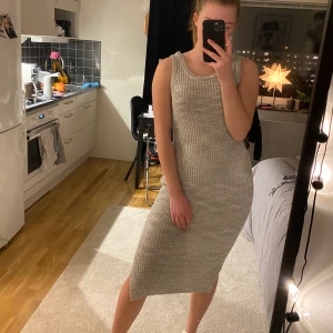 carin wester klänning - fin, i princip oanvänd, ribbad klänning från carin wester. PRIS KAN DISKUTERAS! Kom med bud 🥰